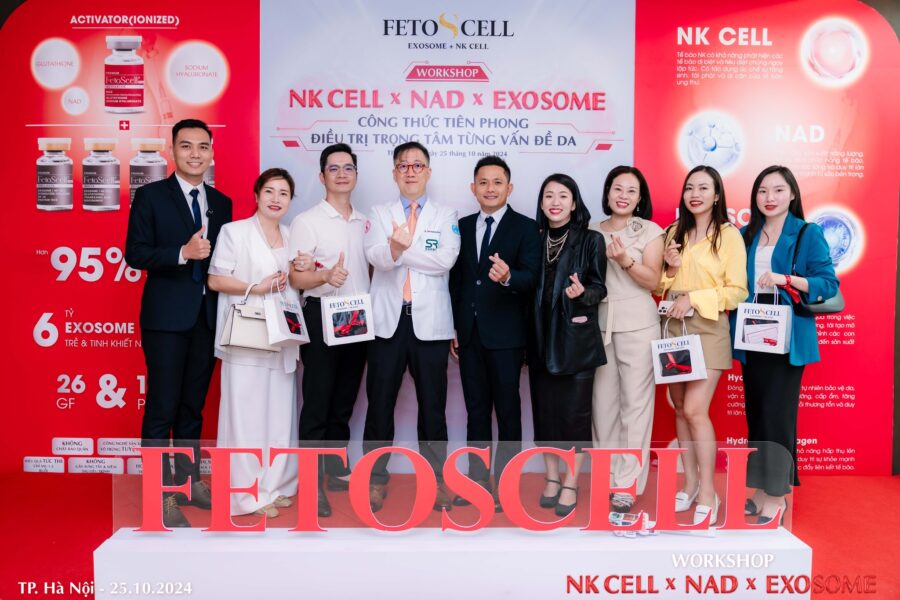 Tiến sĩ Bác sĩ Tak Kyoung Seok check in cùng khách hàng tham dự