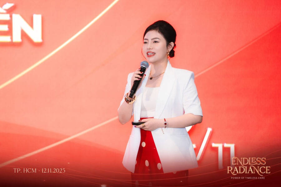 Tiến sĩ Bác sĩ Trần Nguyên Ánh Tú chia sẻ chuyên đề "Kem chống nắng: Góc nhìn khoa học và Những hiểu lầm phổ biến"