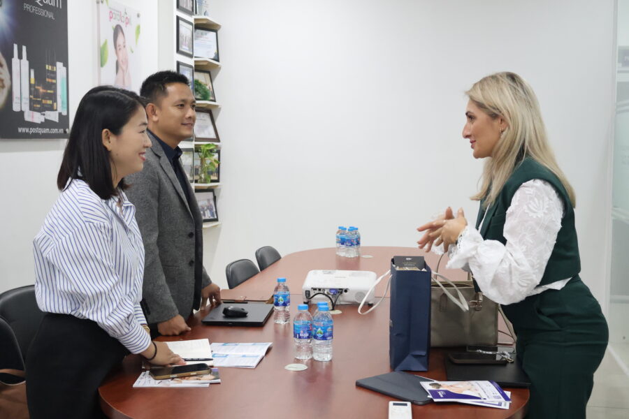 Đại diện Công ty Song Cát gặp gỡ và trao đổi cùng Đại diện Numis Med Global